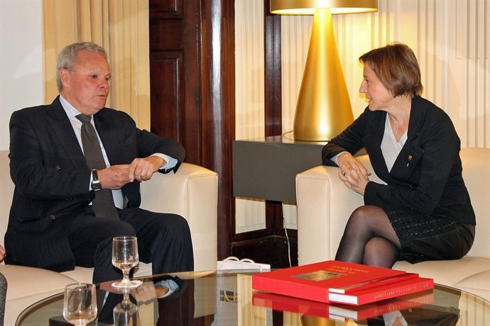 Pta.Parlament, C.Forcadell, con el embajador de Suecia, Lars-Hijalmar Wid