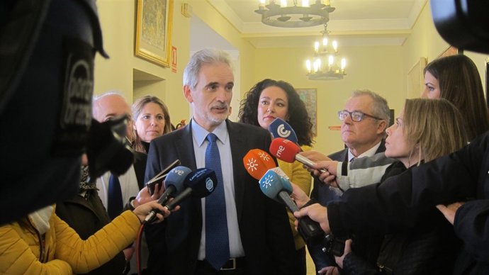 El consejero de Salud, Aquilimno Alonso, en Gibraleón (Huelva).