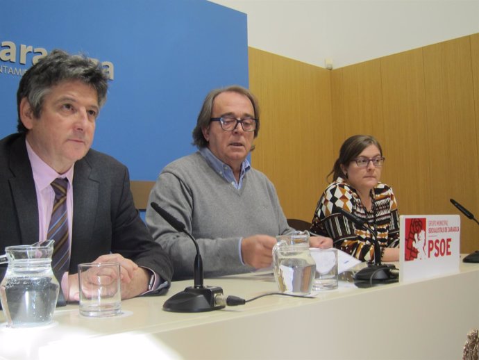 Concejales del PSOE, con Pérez Anadón en el centro, Marta Aparicio y Trívez