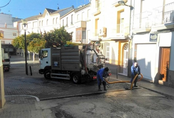 Operarios durante la realización de las obras en Monturque