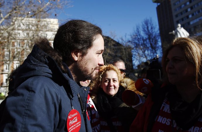 Pablo Iglesias con los trabajadores de Coca-Cola frente al Tribunal Supremo