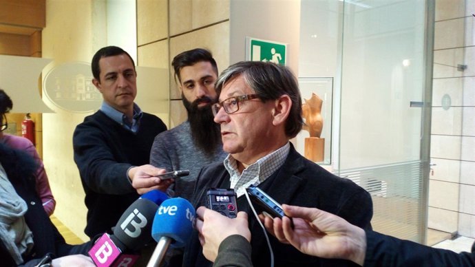 Vicenç Thomàs atiende a los medios