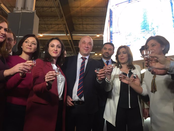 Crespín (izda.) brinda con Díaz, Ruiz y Ambrosio en el stand de Córdoba en Fitur