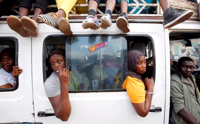 Gambianos huyendo de la capital de Gambia, Banjul 