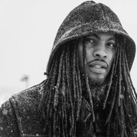 VÍDEO: El rapero Waka Flocka Flame se limpia el trasero con una camiseta de Trump en plena actuación