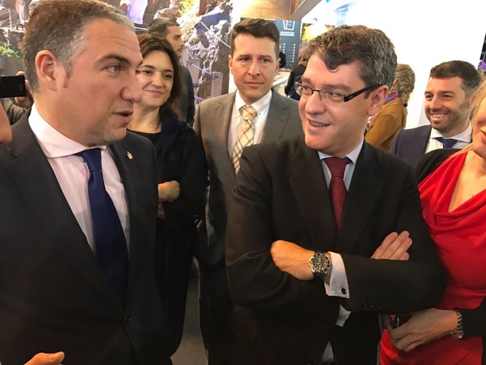 Bendodo y el ministro Nadal, en Fitur