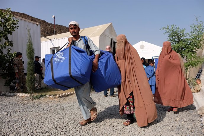 Una familia de refugiados regresa a Afganistán desde Pakistán
