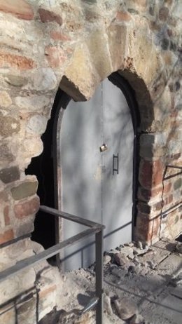 Estado en el que quedó la puerta original de la iglesia románica de Sabadell