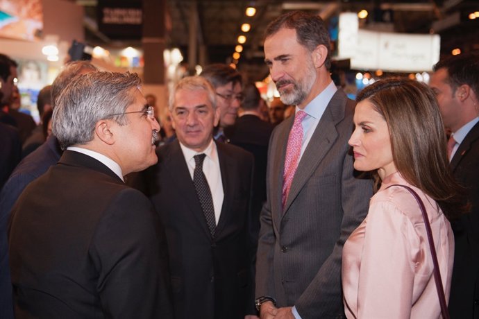 Los Reyes visitan el stand de Turquía en Fitur