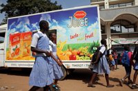 Miles de niños en Gambia huyen de sus hogares por la violencia, según Save the Children