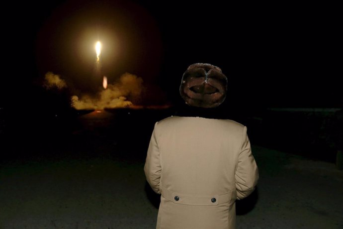 Kim Jong-un, líder de Corea del Norte, observando una prueba balística