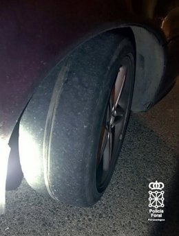 Neumático con el alambre de la rueda a la vista