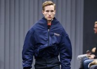 El tributo de Balenciaga a Sanders Bernie en forma de logo