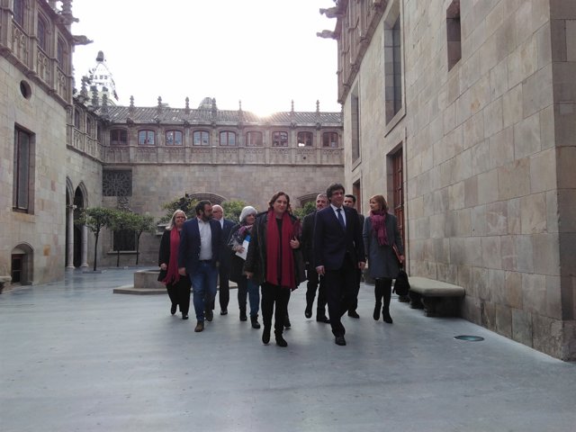 Carles Puigdemont y Ada Colau, en firma convenio pobreza energética