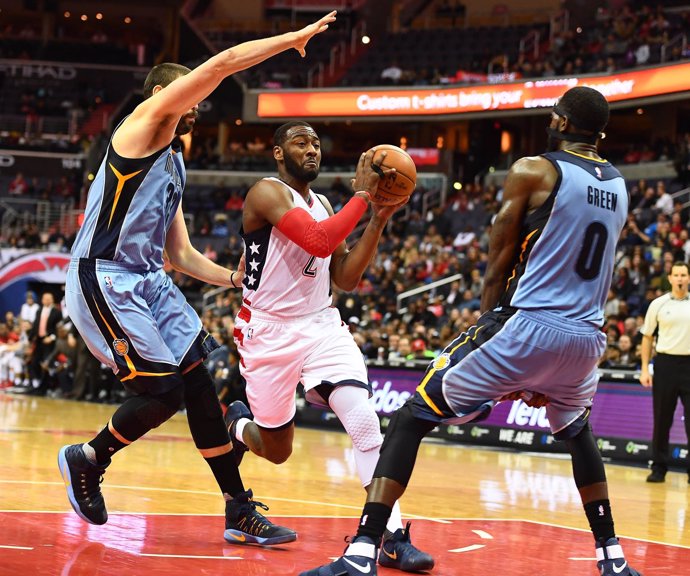 Marc Gasol intenta taponar a John Wall