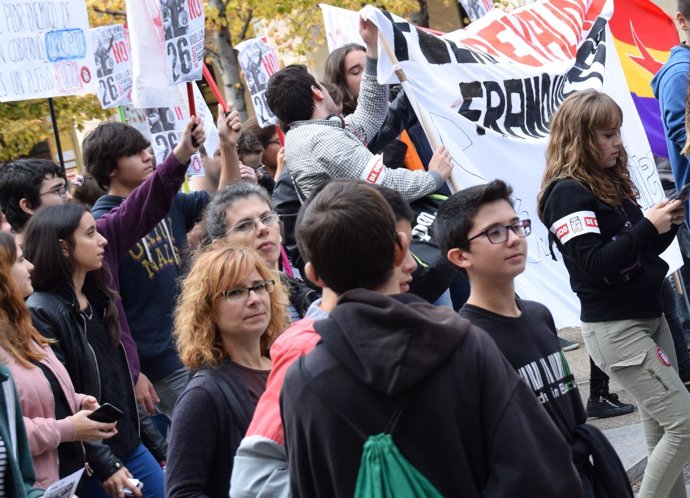 Estudiantes se manifiestan contra la LOMCE.