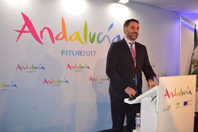 El consejero de Turismo, Francisco Javier Fernández, en rueda de prensa en Fitur