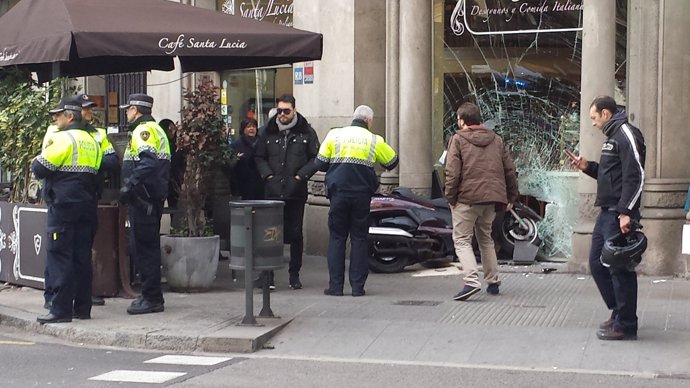 Una motocicleta se estampa contra una cafetería del Eixample barcelonés
