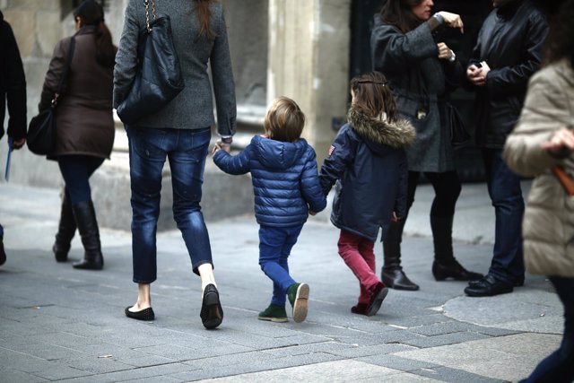 Gente paseando, paseo, caminando, andando, familia, niños, niño, hermanos, padre