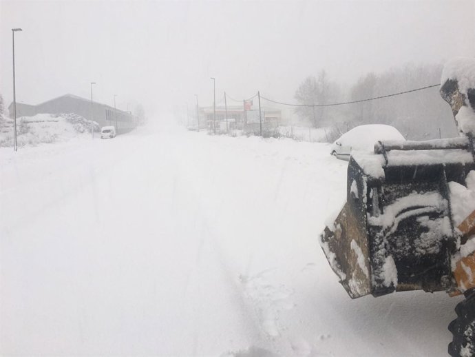 Quitanieves trabajando en la CV-794, en la zona de Bocairent