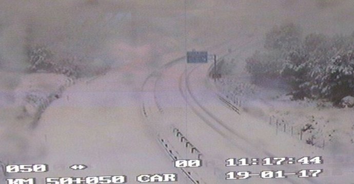 Carretera cortada por nieve, frío, nevada, temporal