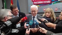 Manuel Jiménez Barrios atiende a los medios junto a Carmen Castilla