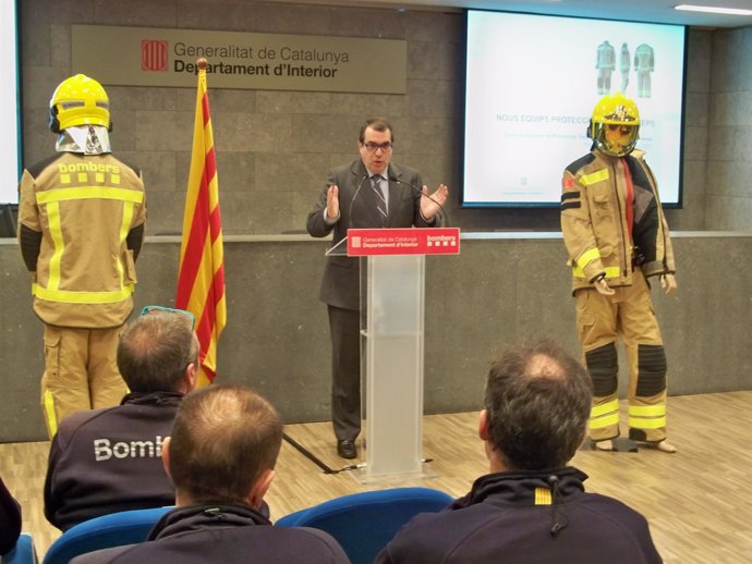 El conseller Jordi Jané presenta nuevos equipos de Bomberos