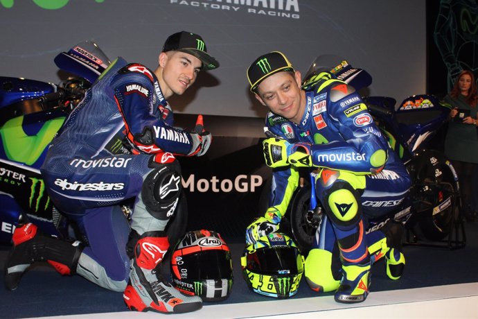 Viñales  y Rossi en la presentación del Movistar Yamaha