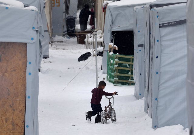 Un niño refugiado en Grecia en la nieve