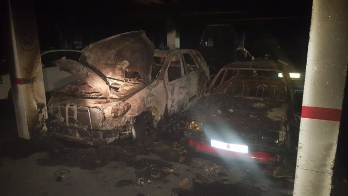 Vehículos afectados por el incendio en un garaje de Jaén.
