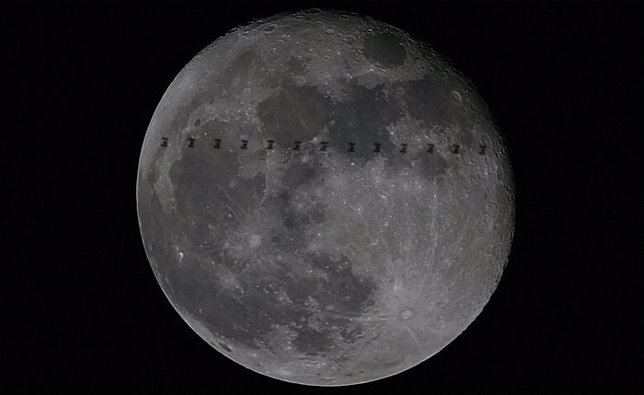 Trànsito lunar de la ISS