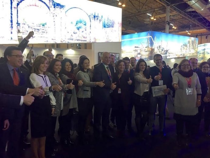 La delegada del Gobierno, Rafi Crespín (centro), y otras autoridades en Fitur