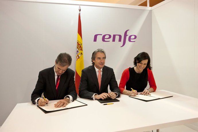 Firma del convenio entre Renfe y el Ayuntamiento