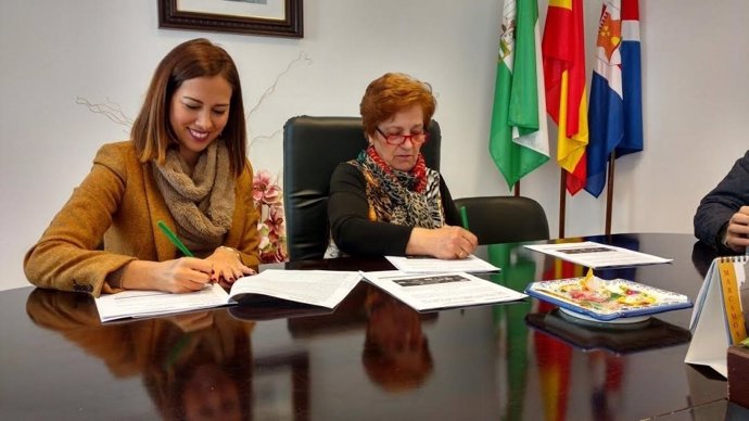 La delegada de Fomento, María José Bejarano, con alcaldesa de Santa Bárbara.