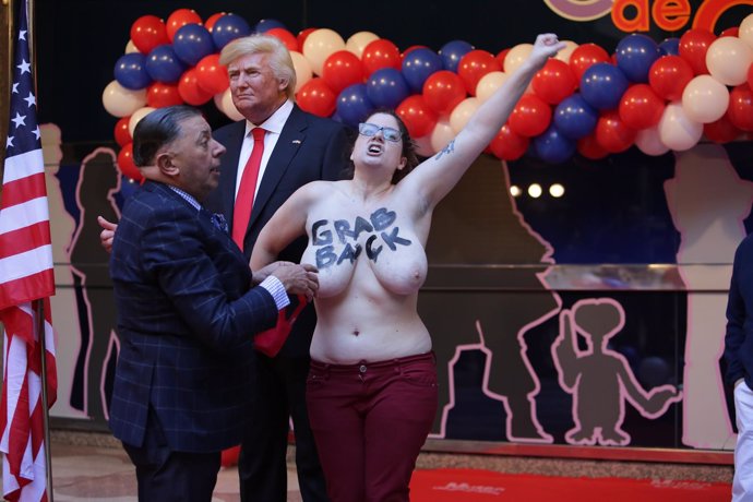 Feminista irrumpe en acto de escultura de Trump en el Museo de Cera de Madrid