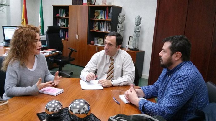 De la Torre (c), en la reunión con responsables de la Asociación La Muralla.
