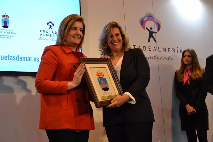 La ministra Fátima Báñez ha entregado un premio 'Castillo de las Roquetas'.