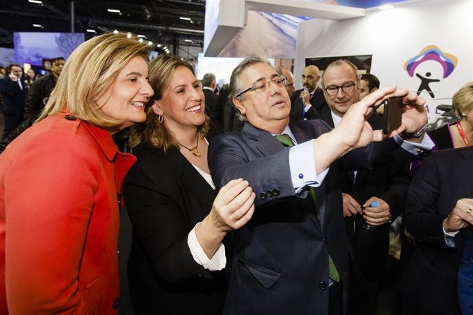 Los ministros de Interior y Empleo, en el stand de 'Costa de Almería'.