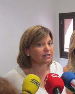 Isabel Bonig atendiendo a los medios de comunicación 