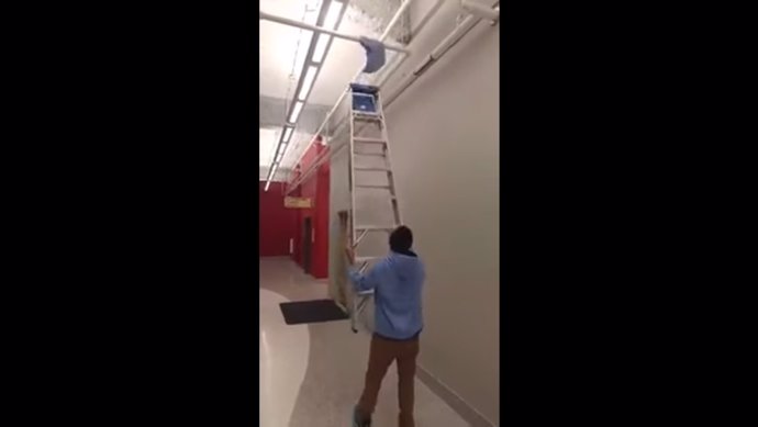 La forma más estúpida de usar unas escaleras