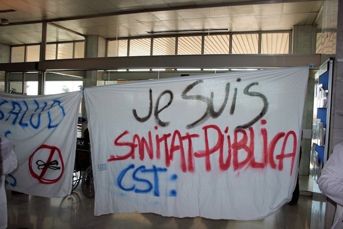 Pancarta contra los recortes en el CST.