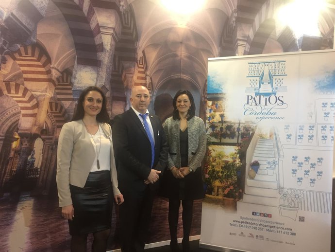 Crespín (dcha.) junto a Porras y Gómez en Fitur