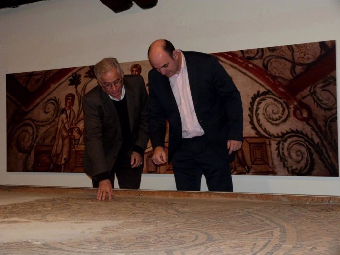El director del Museo de Teruel, Jaime Vicente, y el diputado Juan Carlos Gracia