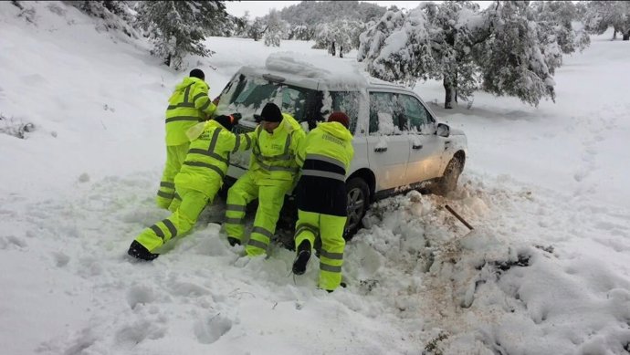 Los bomberos han rescatado esta tarde un coche atrapado por la nieve