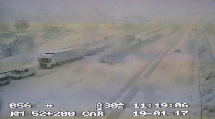 Carretera cortada por nieve, frío, nevada, temporal