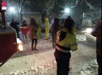 Bomberos de Castellón evacuan a 6 niños de un autobús escolar atrapado en la nieve