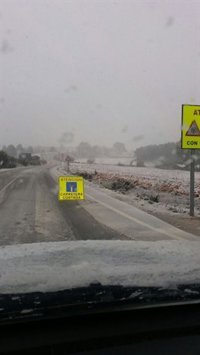 El Gobierno activa la UME ante el corte de tráfico de la A-3 para abrir paso y repartir mantas