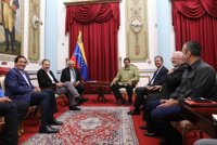 Maduro califica de "excelente" su reunión con mediadores sobre la crisis en Venezuela