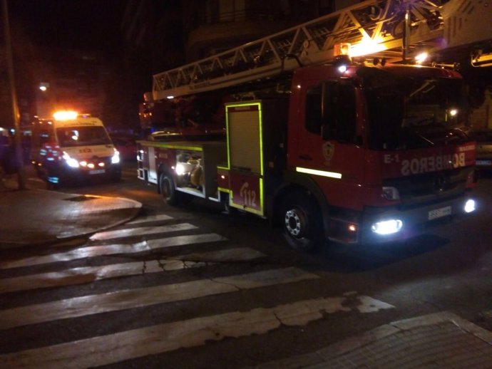 Camión de bomberos en el incencio en la calle Díaz Brito de Badajoz
