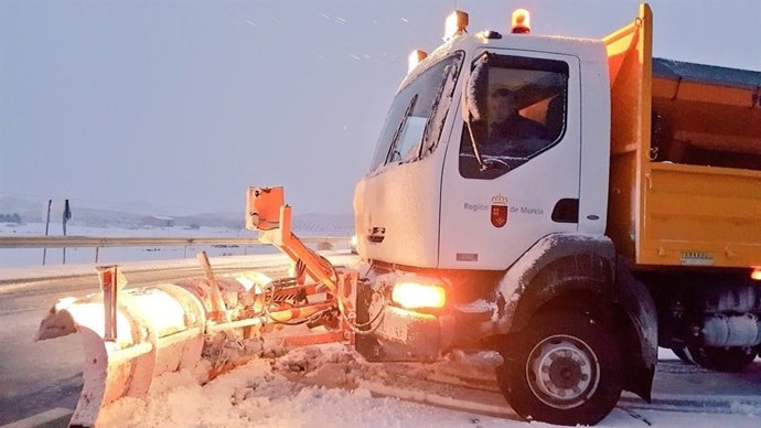 Carretera afectada por la nieve, nevada, frío